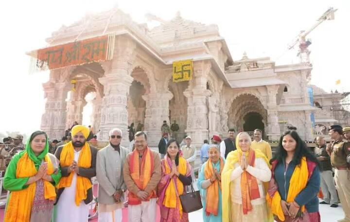 દિલ્હીના મુખ્યમંત્રી અરવિંદ કેજરીવાલ તેમના પરિવાર સાથે (12 ફેબ્રુઆરી) રામ લલ્લાના દર્શન કરવા અયોધ્યા પહોંચ્યા હતા. આ દરમિયાન તેમની સાથે પંજાબના મુખ્યમંત્રી ભગવંત માન પણ હાજર હતા. તેમણે X પર ભગવાન રામના દર્શન વિશે માહિતી આપી હતી.