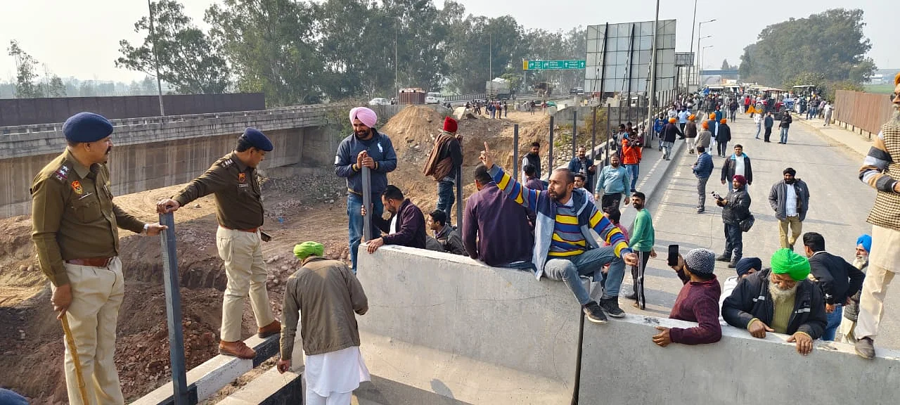 Kisan Andolan: ਸੜਕਾਂ 'ਤੇ ਪੱਥਰਾਂ ਦੇ ਪਹਾੜ, ਪੁਲਿਸ ਦੀਆਂ ਰੋਕਾਂ ਤੋੜਨ ਲਈ ਕਿਸਾਨਾਂ ਨੇ ਬਣਾਏ ਹਾਈਡ੍ਰੌਲਿਕਸ ਟਰੈਕਟਰ