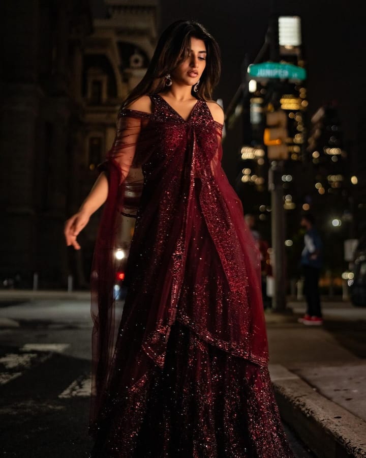 టాలీవుడ్ ట్రెండీ హీరోయిన్ శ్రీలీల తన లేటెస్ట్ ఫోటోలను సోషల్ మీడియాలో షేర్ చేసింది. ఈ ఫోటోల్లో చాలా అందంగా కనిపించింది. క్యూట్​గా నవ్వేస్తూ ఫోటోలకు ఫోజులిచ్చింది.(images Source : Instagram/Sreeleela)