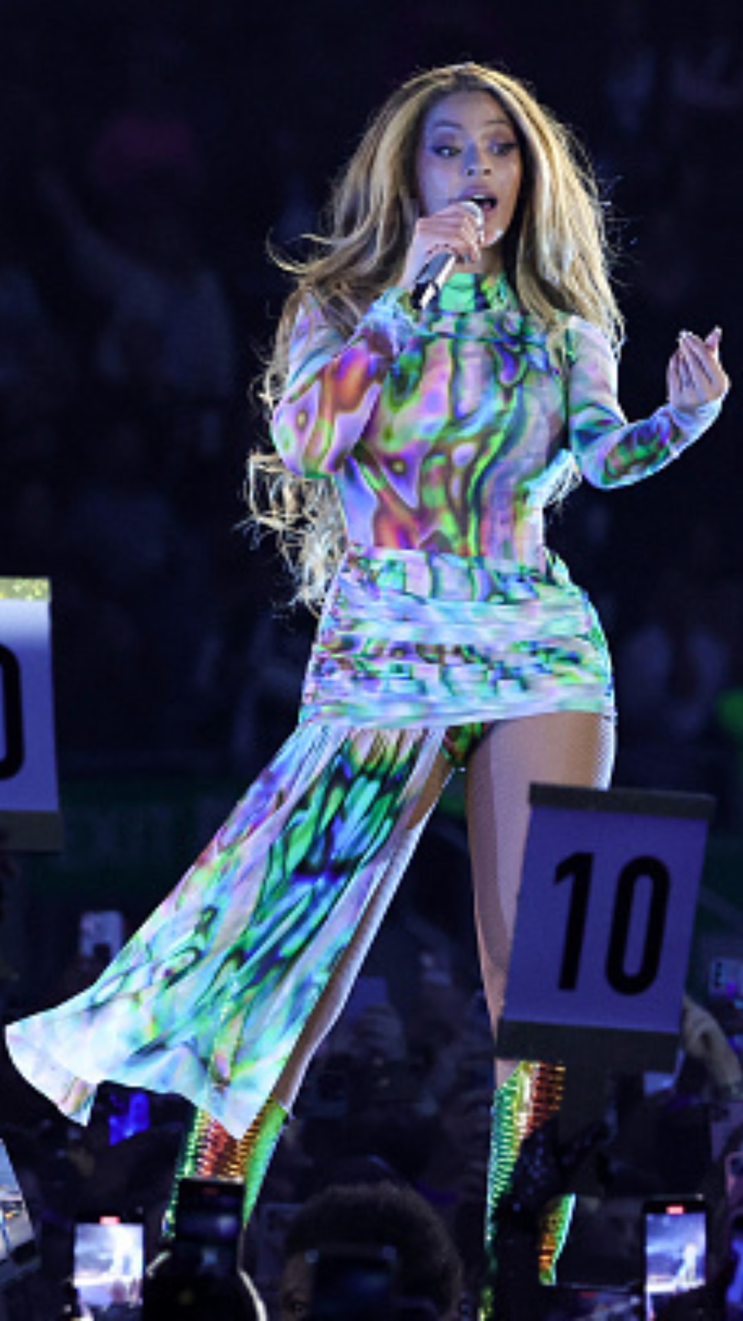 Super Bowl 2024 Ad Beyoncé Tries To Break Verizon
