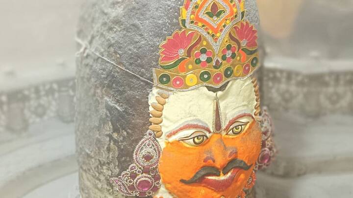 महाकाल लोक निर्माण के बाद श्रद्धालुओं की संख्या में जिस प्रकार की बढ़ोतरी हुई है वह कल्पना से परे हैं.