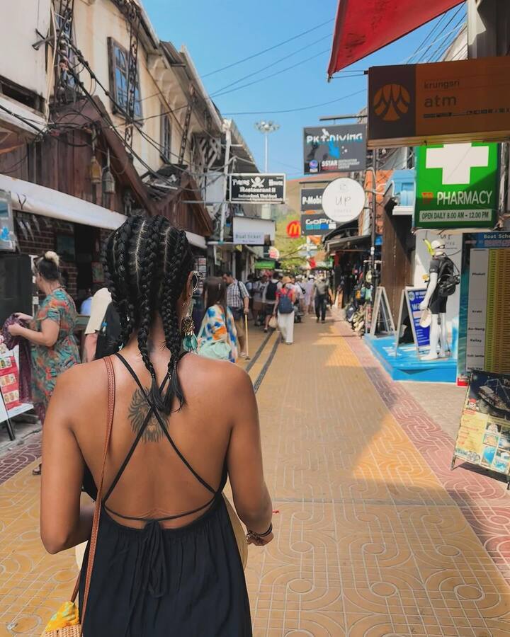 தாய்லாந்து மார்க்கெட்டில் உலா வரும் கீர்த்தி பாண்டியன்