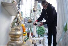 शिव को दूध किया अर्पण, तुलसी पर चढ़ाया जल... अमिताभ बच्चन ने दिखाई जलसा के मंदिर की झलक