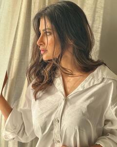 Mouni Roy Photos : பெட்ரூமில் இருந்து க்யூட்டாக போஸ் கொடுக்கும் நாகினி நடிகை மௌனி ராய்!