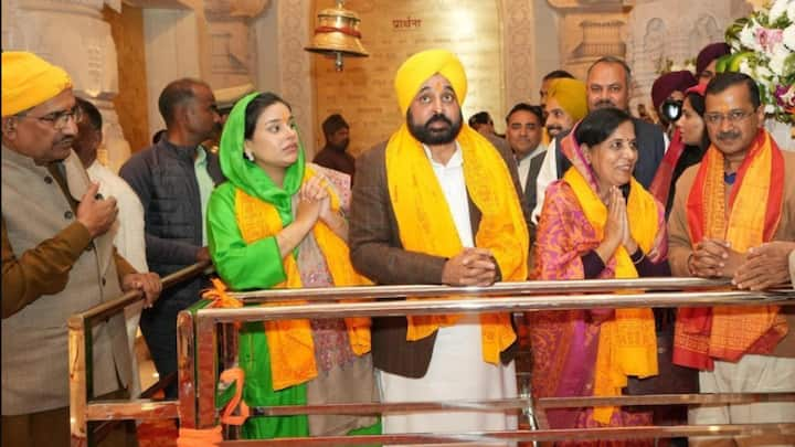 Arvind Kejriwal, Bhagwant Mann at Ram Mandir: दिल्ली के सीएम अरविंद केजरीवाल और पंजाब के सीएम भगवंत मान आज (12 फरवरी) को रामलला के दर्शन करने अयोध्या पहुंचे. इस दौरान उनका परिवार भी साथ नजर आया.