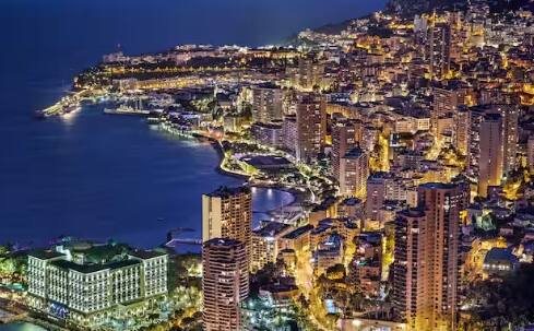 ਵੈਟੀਕਨ ਸਿਟੀ ਪਹਿਲੇ ਨੰਬਰ 'ਤੇ ਹੈ। ਇਹ ਦੁਨੀਆ ਦੇ ਸਭ ਤੋਂ ਛੋਟੇ ਦੇਸ਼ਾਂ ਵਿੱਚ ਗਿਣਿਆ ਜਾਂਦਾ ਹੈ। ਸਿਰਫ਼ 44 ਹੈਕਟੇਅਰ ਵਿੱਚ ਫੈਲੇ ਇਸ ਦੇਸ਼ ਦੀ ਆਬਾਦੀ ਸਿਰਫ਼ 807 ਹੈ।