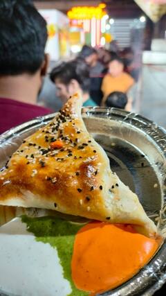 दिल्ली में खूब बिक रहा है अफगानी समोसा, आलू के बजाय होती है चिकन की स्टफिंग, इस जगह जाकर चखें स्वाद