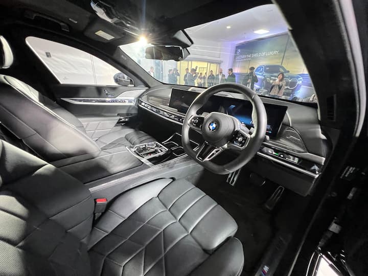 The interiors offer nearly the same levels of space thanks to the armouring process right from the development while features include automatic closing and opening for the doors, a cool box and a standard-fitted Bowers & Wilkins Diamond Surround Sound System. (Source: Somnath Chatterjee)