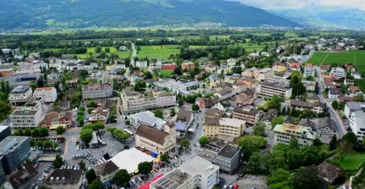 ਸੈਨ ਮੈਰੀਨੋ ਪੰਜਵੇਂ ਨੰਬਰ 'ਤੇ ਹੈ। ਇਹ ਦੇਸ਼ 61 ਵਰਗ ਕਿਲੋਮੀਟਰ ਦੇ ਖੇਤਰ ਵਿੱਚ ਫੈਲਿਆ ਹੋਇਆ ਹੈ। ਇਸ ਦੇਸ਼ ਦੀ ਸਰਕਾਰੀ ਭਾਸ਼ਾ Italian ਹੈ। ਇਸ ਦੇਸ਼ ਦਾ ਸਭ ਤੋਂ ਵੱਡਾ ਸ਼ਹਿਰ ਡੋਗਨਾ ਹੈ ਅਤੇ ਇੱਥੇ ਵਰਤੀ ਜਾਣ ਵਾਲੀ ਕਰੰਸੀ ਯੂਰੋ ਹੈ। ਇੱਥੋਂ ਦੀ ਆਬਾਦੀ 33,745 ਹੈ।