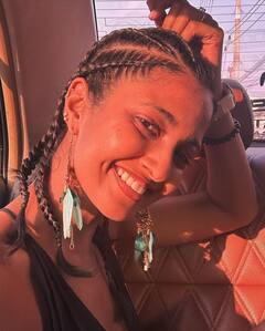 Keerthi Pandian Photos : கணவர் அசோக் செல்வனுடன் சில் செய்யும் கீர்த்தி பாண்டியன்!