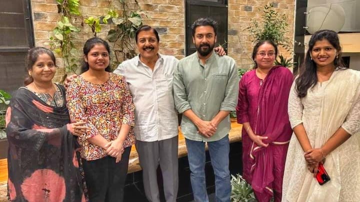 Actor Suriya Visit : சூர்யாவும், சிவகுமாரும் கே.வி. ஆனந்தின் மகளுக்கு பரிசு கொடுத்து வாழ்த்து தெரிவித்தனர்.