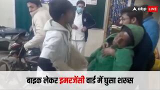 बीमार दादा को बॉलीवुड स्टाइल में अस्पताल लेकर पहुंचा पोता, इमरजेंसी वॉर्ड में घुसा दी बाइक, देखें वीडियो