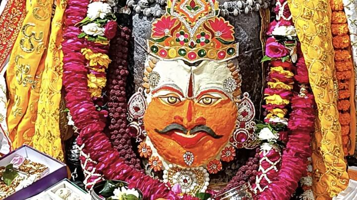 वहीं विशेष पर्व के दिनों और अवकाश के दिनों में भी श्रद्धालुओं की संख्या का आंकड़ा निरंतर बढ़ता जा रहा है. जैसे 31 दिसम्बर 2023 और 1 जनवरी 2024 को श्री महाकालेश्वर भगवान की चलित भस्म आरती में लगभग 45 हजार और प्रातः 06 बजे से रात्रि शयन आरती तक लगभग 8 लाख 10 हजार श्रद्धालुओं ने महाकालेश्वर भगवान के दर्शन किये.