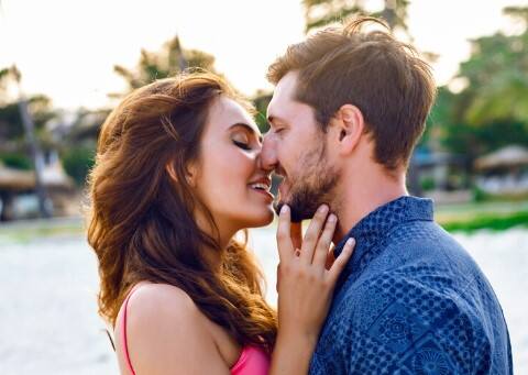 Kiss કરવાથી એક મિનિટ કેટલી કેલરી બર્ન થાય છે? - સામાન્ય Kiss પ્રતિ મિનિટ 6.4 કેલરી બર્ન કરે છે.