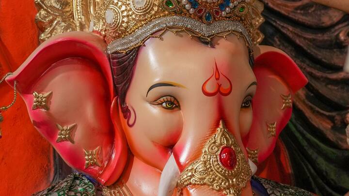 আজকের দিনে  ভগবান গণেশের পুজোয় চাল নিবেদন করুন।   নিবেদনের সময় খেয়াল রাখতে হবে যেন তা ভাঙা না থাকে । চাল একটু ভিজিয়ে নিবেদন করুন। গণপতিকে চাল নিবেদন করলে মানুষের সমস্ত সমস্যা দূর হয় বলে বিশ্বাস।