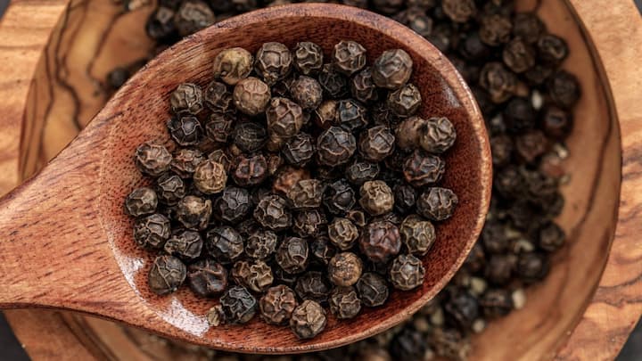 Black Pepper Benefits :  काळ्या मिरीमध्ये काही घटक आढळतात जे अँटिऑक्सिडंट म्हणून काम करतात. म्हणजेच ते शरीरातील पेशींचे संरक्षण करतात.