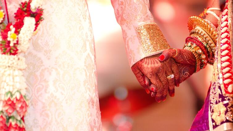 अहमदाबाद: शादी की दावत खाने के बाद दूल्हा-दुल्हन समेत 50 लोग बीमार, फूड पॉइजनिंग का शिकार