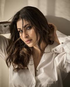 Mouni Roy Photos: 'నాగిని' బ్యూటీకి అప్పుడే సమ్మర్ వచ్చేసింది!