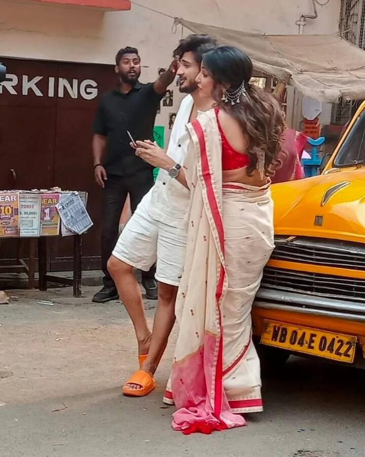 Hina is seen in the pictures on social media donning traditional Bengali sarees and ethnic jewellery.