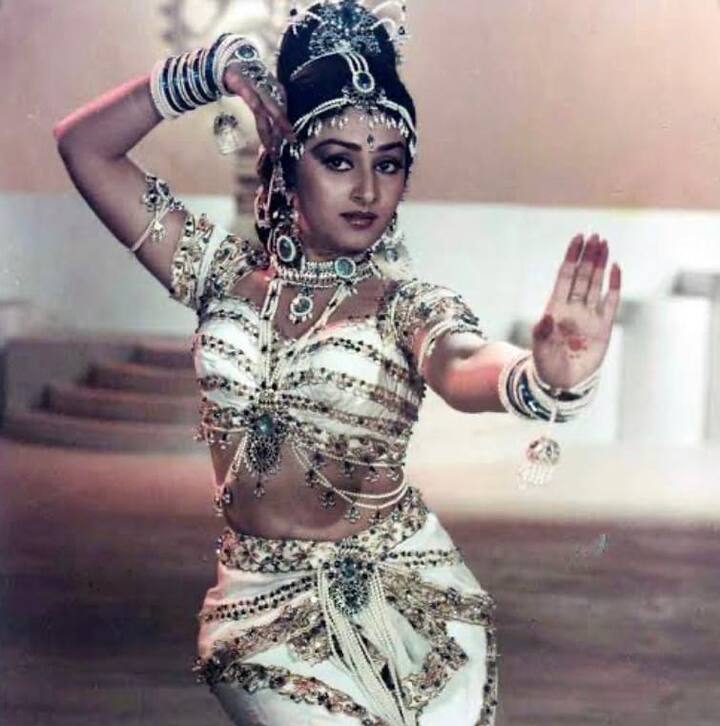 बहुत कम लोग जानते होंगे कि जया प्रदा एक्ट्रेस का असली नाम नहीं है. दरअसल पहले उनका नाम ललिता रानी राव था. जिनका जन्म आंद्र प्रदेश में हुआ था.एक्ट्रेस के पिता कृष्णा राव एक तेलुगु फिल्म फाइनेंसर थे और उनकी मां नीलावानी एक गृहिणी थीं.