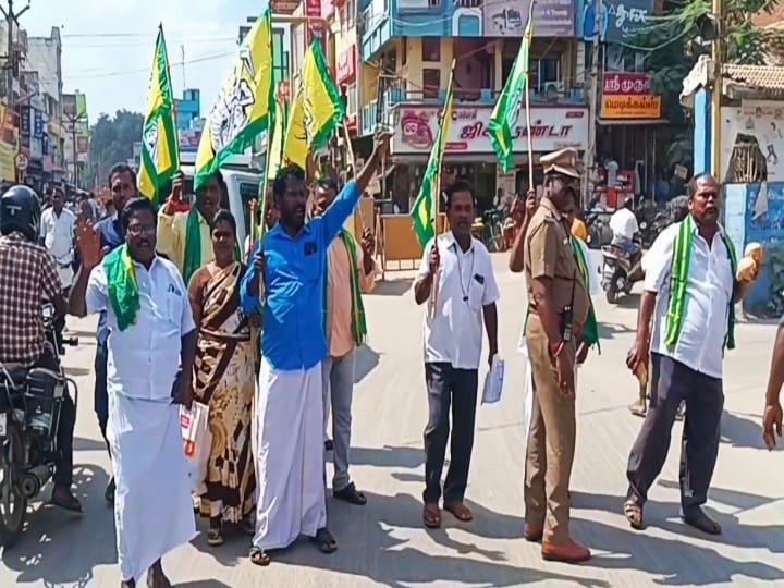 ரேஷன் கடைகளில் பாமாயிலுக்கு பதிலாக தேங்காய், கடலை எண்ணெய் வழங்கக் கோரி உசிலம்பட்டியில் சாலை மறியல்