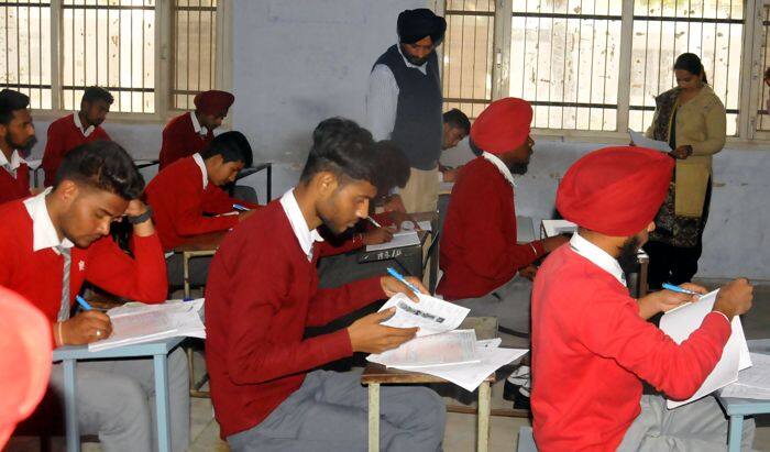 PSEB 10th and 12th class today board papers PSEB Exam: 10th ਤੇ 12th ਜਮਾਤ ਦੇ ਅੱਜ ਬੋਰਡ ਦੇ ਪੇਪਰ, ਮੋਬਾਇਲ ਐਪ ਨਾ ਸੈਂਟਰਾਂ 'ਤੇ ਵਿਭਾਗ ਦੀ ਨਜ਼ਰ, ਇਸ ਕੀਤੀਆਂ ਇਹ ਤਬਦੀਲੀਆਂ