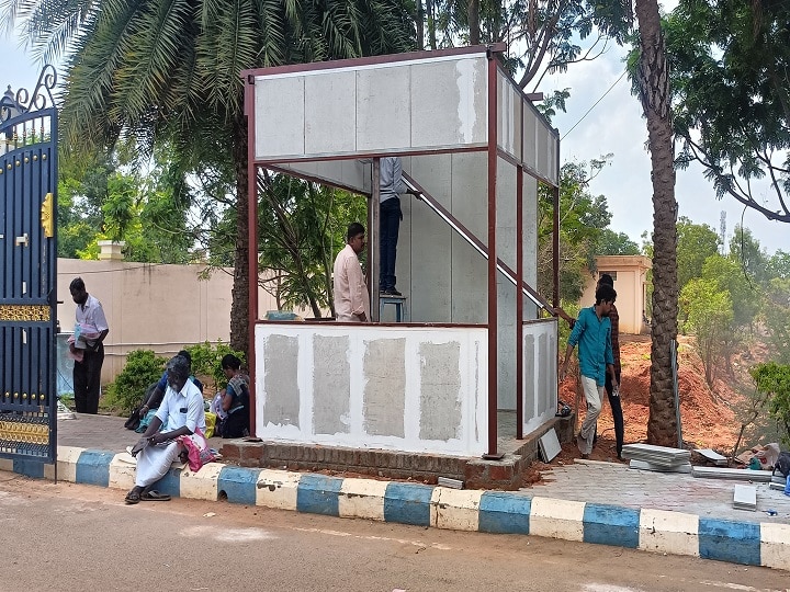 தஞ்சை கலெக்டர் அலுவலகத்திற்கு வரும் மக்களை தீவிர சோதனை நடத்தி அனுப்பும் போலீசார்