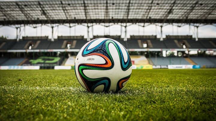 পৃথিবীর সবচেয়ে জনপ্রিয় খেলাও এই মুহূর্তে ফুটবলই। তবে নানা দেশে নানা নাম রয়েছে ফুটবল। ইংরেজিতেই ফুটবলের দু’রকম নাম পাওয়া যায়, Football এবং Soccer. পিক্সাবে