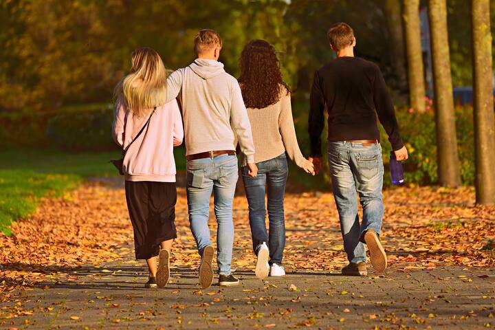 Group Dating - இது ஒரு சாதாரண டேட்டிங் நிகழ்வாகும். இதில் குழுவினர் பொழுதுபோக்கு மற்றும் ஒரு காதல் துணையைக் கண்டுபிடிக்கும் நோக்கத்துடன் ஒன்றுகூடுவர்