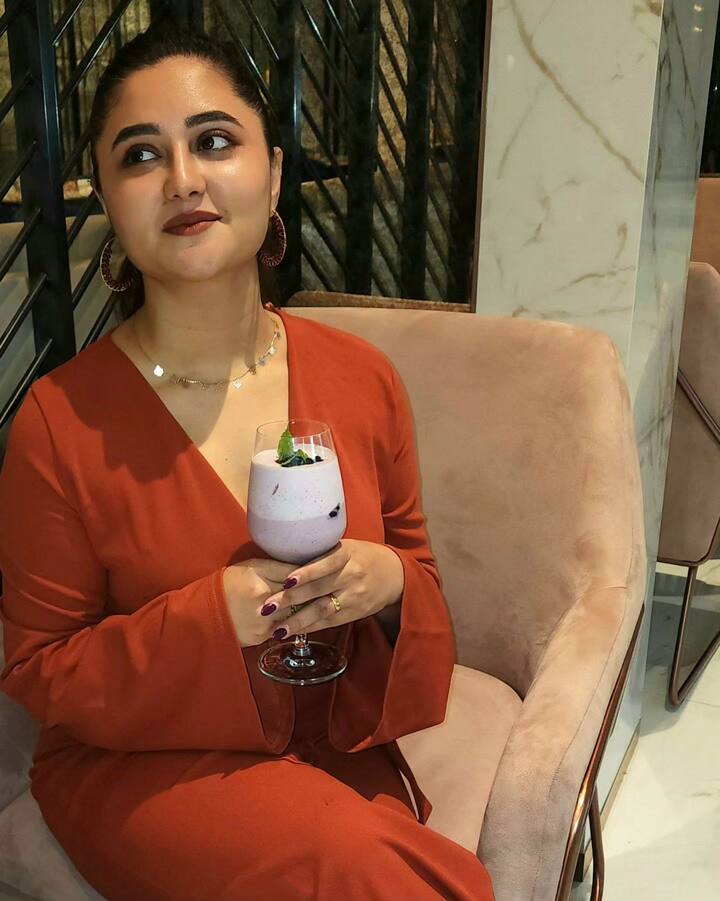 अभिनेत्रीने दीर्घकाळ बी ग्रेड चित्रपटांमध्येही काम केले आहे. रश्मी देसाईला उत्तरन या टीव्ही मालिकेतून ओळख मिळाली.(pc:imrashamidesai/ig)