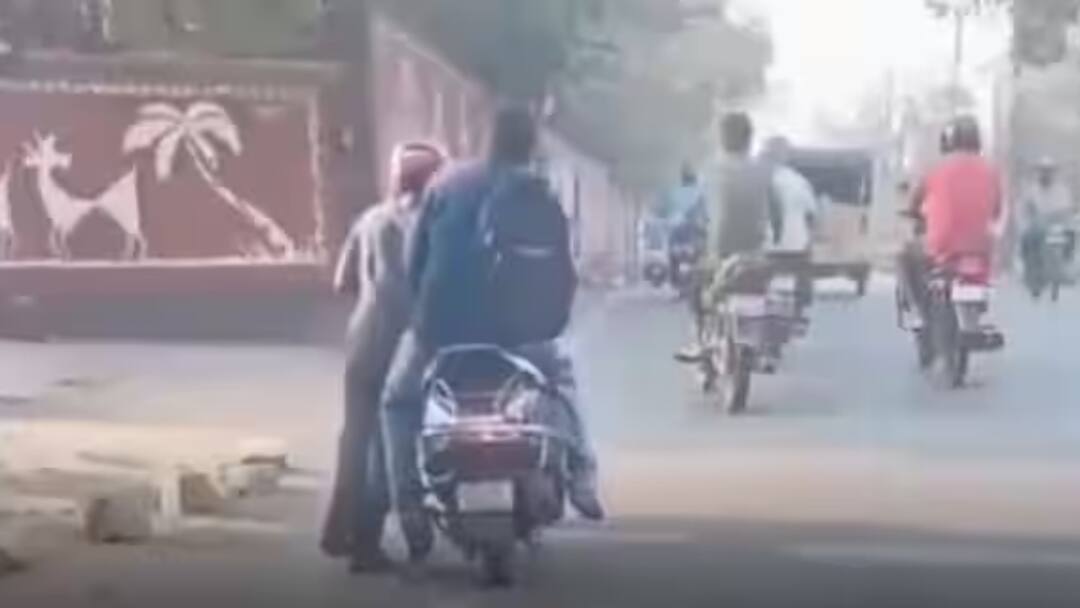 Video: தீர்ந்து போன பெட்ரோல்; கறார் காட்டிய வாடிக்கையாளர்.. ரேபிடோ டிரைவருக்கு வந்த சோதனை! hyderabad rapido video customer behaviour denied to walk after petrol finished in bike driver has to push Video: தீர்ந்து போன பெட்ரோல்; கறார் காட்டிய வாடிக்கையாளர்.. ரேபிடோ டிரைவருக்கு வந்த சோதனை!