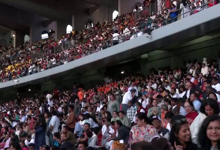 Indians sing Vande Mataram at Zayed Sports Stadium in Abu Dhabi during PM Modi visit video goes viral Ahlan Modi: અબુ ધાબીનું ઝાયેદ સ્પોર્ટ્સ સ્ટેડિયમાં 35 હજાર ભારતીયોએ ગાયું વંદે માતરમ્, વીડિયો થયો વાયરલ