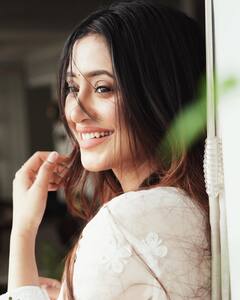 'ये रिश्ता' की नायरा ने चुपचाप कर ली सगाई? वैलेंटाइन डे से पहले रिंग दिखाकर शिवांगी जोशी ने फैंस को दिया सदमा