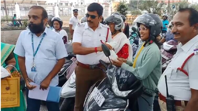 Thanjavur news traffic police gave a pleasant surprise to those wearing helmets - TNN ஹெல்மெட் அணிந்து வந்தவர்களுக்கு இன்ப அதிர்ச்சி கொடுத்த போக்குவரத்து போலீசார்