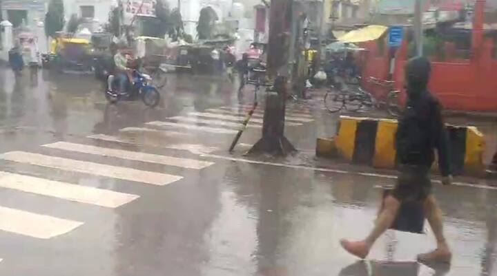 सुबह तकरीबन 09:30 तक लोगों को भगवान सूर्य के दर्शन नहीं हुए हैं.