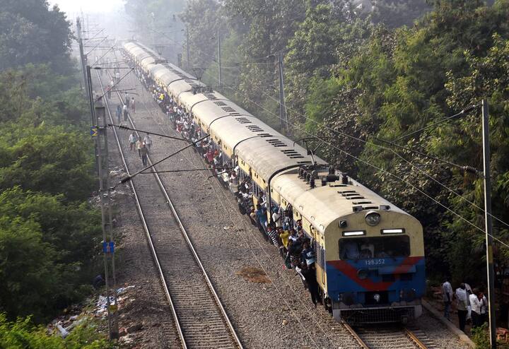 दरअसल माना जाता है कि अधिक डिब्बों के साथ मालगाड़ी में जितना वजन होता है उतना ही वजन यात्रियों से भरी एक पैसेंजर ट्रेन का भी होता है.