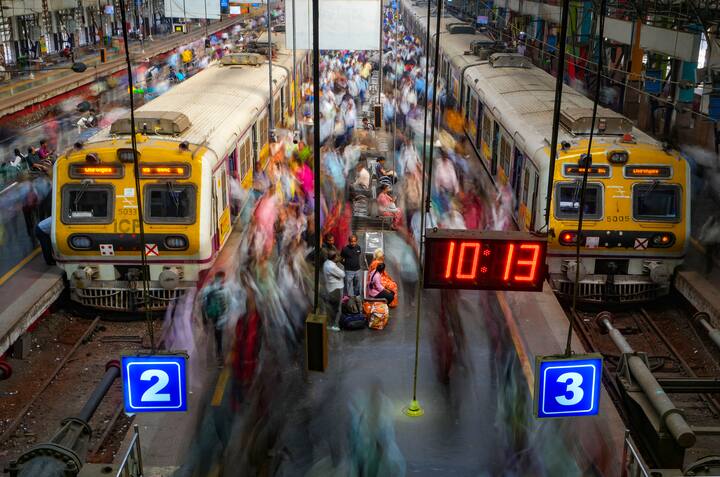 साथ ही पैसेंजर ट्रेनों और मालगाड़ी में अधिकतम डिब्बे कितने हो सकते हैं, जिन्हें ट्रेन के इंजन द्वारा खींचा जा रहा होता है.