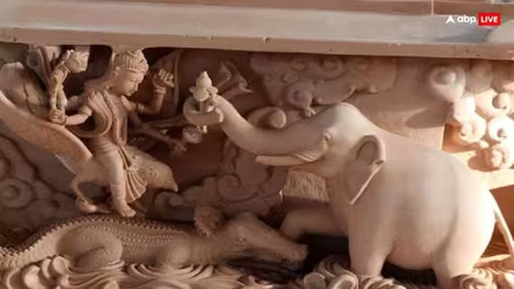 આ મંદિર જયપુરના ગુલાબી પથ્થરમાંથી બનાવવામાં આવ્યું છે. આ એ જ પથ્થર છે જેમાંથી અયોધ્યામાં મંદિર બનાવવામાં આવ્યું છે.