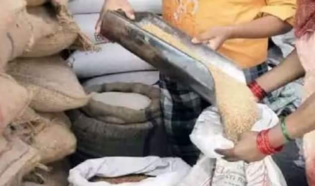 Bharuch: ભરુચ જિલ્લામાં 450થી વધુ સસ્તા અનાજની દુકાનોમાં અનાજ ન પહોંચતા ગરીબો મુશ્કેલીમાં મૂકાયા More than 450 cheap grain shops in Bharuch district did not reach the grain Bharuch: ભરુચ જિલ્લામાં 450થી વધુ સસ્તા અનાજની દુકાનોમાં અનાજ ન પહોંચતા ગરીબો મુશ્કેલીમાં મૂકાયા