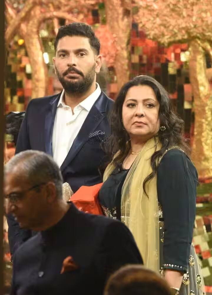 ਈਸ਼ਾ ਅੰਬਾਨੀ ਅਤੇ ਆਨੰਦ ਦੇ ਵਿਆਹ 'ਚ ਕ੍ਰਿਕਟਰ ਯੁਵਰਾਜ ਸਿੰਘ ਨੇ ਵੀ ਸ਼ਿਰਕਤ ਕੀਤੀ।