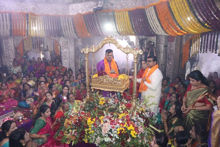 यनिमित्त मंदिरात पाहटेपासूनच विविध धार्मिक कार्यक्रमांचं अयोजन करण्यात आलं होत पहाटे तीन वाजता ब्राह्मणस्पती सुप्त अभिषेक कारण्यात आला.(Photo Credit : ABP Majha , Pune reporter)