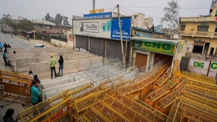 Farmers Protest: Farmers to march with 2,500 tractor trolleys Farmers Protest: દિલ્હી તરફ આવી રહ્યા છે ખેડૂતોના 2500 ટ્રેક્ટર, સરકાર સાથે પાંચ કલાકની બેઠકમાં ન મળ્યું પરિણામ