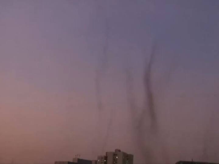 सोशल मीडिया पर वायरल हो रहे इस वीडियो में आसमान का नजारा दिखाई दे रहा है. जिसमें ऊंची-ऊंची इमारतों के आसपास बवंडर उठता हुआ दिख रहा है. लोगों ने इस बवंडर को देखा तो उनमें दहशत फैल गई. वायरल हो रसे शेयर किया है. इस वीडियो को सोशल मीडिया प्लेटफार्म एक्स पर एएनआई ने अपने आधिकारिक अकाउंट पर शेयर किया है.
