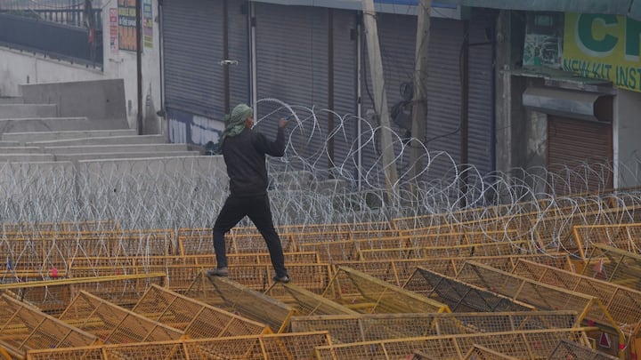 Farmers Protest: पुलिस ने दिल्ली से जुड़ा कोई भी कोना ऐसा नहीं छोड़ा है, जहां किसानों को रोकने की तैयारी न हो. पंजाब-हरियाणा समेत जहां से भी किसान एंट्री लेंगे, वो सभी जगहें सील कर दी गई हैं.