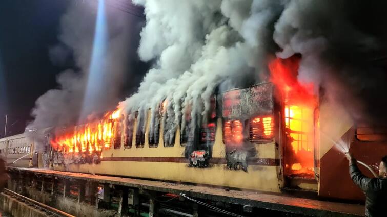 Pune Fire News  Fire breaks out at Pune railway junction yard coach no injuries reported Pune Fire : पुणे रेल्वे स्टेशनवर उभ्या असलेल्या एका डब्याला भीषण आग; कोणतीही जीवितहानी नाही!