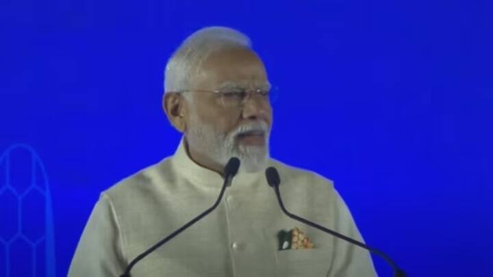 PM Modi At Grand Ahlan Modi Event says India and UAE partnership is strengthening continuously இந்தியர்களின் லட்சியம் இதுதான்? அபுதாபியில் சக்கைபோடு போட்ட பிரதமர் மோடி!