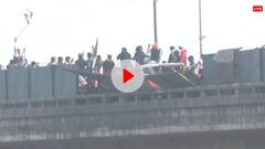 शंभू बॉर्डर पर प्रदर्शनकारी किसानों ने फ्लाईओवर के सेफ्टी बैरियर्स नीचे फेंके, देखें वीडियो