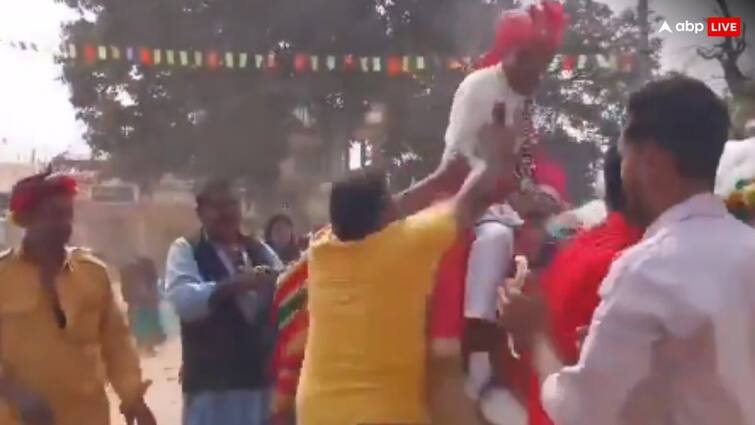 Gujarat Gandhinagar Dalit groom assaulted and restraining for riding horse during wedding says stay in limits गुजरात में दलित दूल्हे को घोड़ी से उतारने का आरोप, बीच रास्ते बारात रोककर बोला दबंग- हद में रहो
