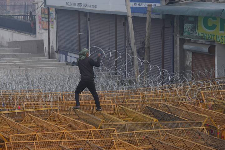 या काळात दिल्ली पोलिसांकडून बॅरिकेडिंगही लावण्यात आले आहे.(Photo Credit : PTI)