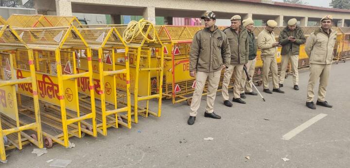 Farmers Protest Delhi Chalo March Police put barbed wire barricade in  Gurugram Border ANN | किसानों के दिल्ली कूच को लेकर पुलिस अलर्ट, गुरुग्राम बॉर्डर  पर लगी कटीले तारों की ...